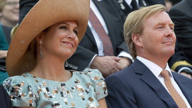 Königin Maxima und König Willem-Alexander wohnen dem Festakt vor dem Rathaus in Maastricht bei, ... (Bild: EPA)