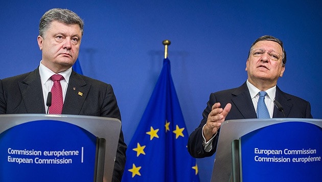Ukraines Präsident Petro Poroshenko mit EU-Kommissionschef Jose Manuel Barroso (Bild: AP)