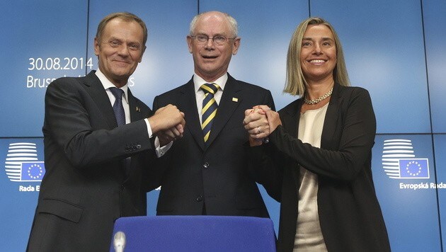 EU-Ratspräsident Herman Van Rompuy (Mitte) präsentiert das "neue Führungsteam" der EU. (Bild: APA/EPA/OLIVIER HOSLET)