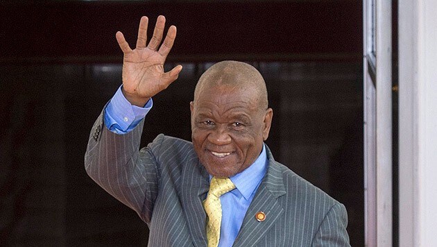 Lesothos Regierungschef Thabane ist untergetaucht, das Militär fahndet nach ihm. (Bild: APA/EPA/MICHAEL REYNOLDS)