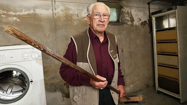 Der 85-jährige Franz Z. trieb den Einbrecher mit einem Besenstiel in den Keller. (Bild: Jürgen Radspieler)