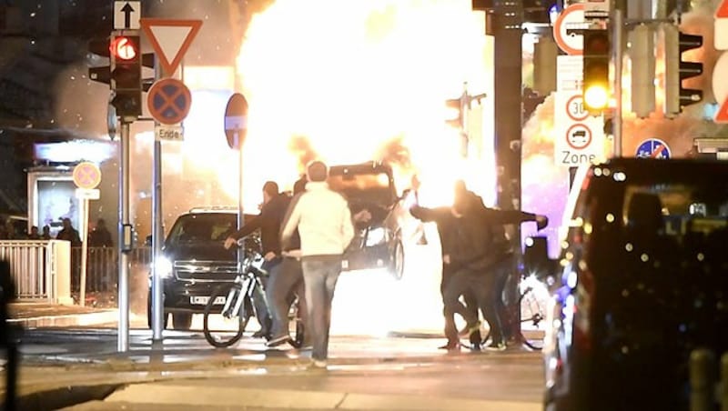 Eingefleischte nachtaktive Fans verfolgten die Hollywood-Explosion live vor der Oper. (Bild: Splash News)