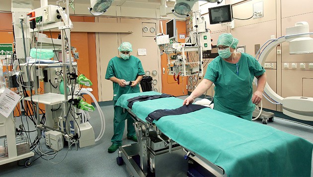 Operationsvorbereitungen in einem Krankenhaus (Symbolbild) (Bild: APA/GUENTER R. ARTINGER (Symbolbild))