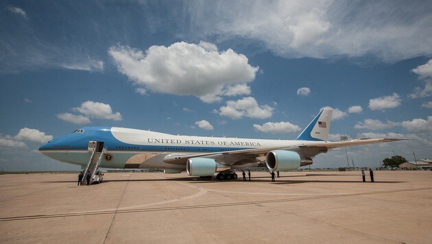 Die aktuelle US-Präsidentenmaschine, eine alternde Boeing, hat 2017 über 30 Jahre auf dem Buckel (Bild: AP)