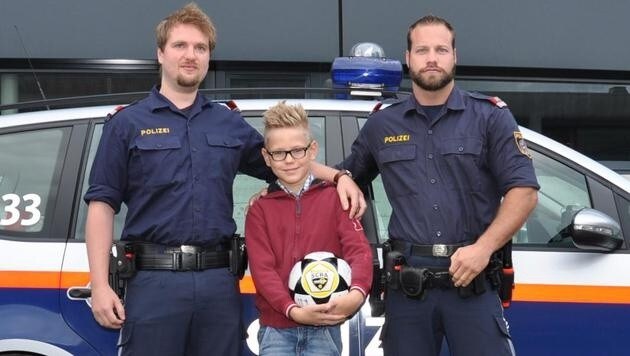 Alexander Clauer und Markus Taxauer mit dem Zehnjährigen (Bild: Polizei)
