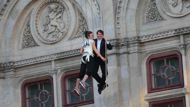 "MI5"-Star Tom Cruise in voller Action - beim Abseilen von der Staatsoper (Bild: Starpix/Alexander Tuma)