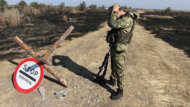Ukrainischer Soldat bewacht an der Grenze zu Russland (Bild: APA/EPA/PHOTOMIG)