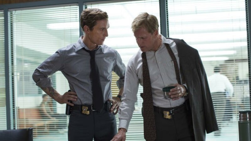 Matthew McConaughey und Woody Harrelson in "True Detective" (Bild: AP/Michele K. Short)