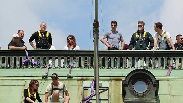 Sanitäter stehen bereit, sollte bei den Stuntproben am Dach der Wiener Oper etwas schiefgehen. (Bild: Karl Schöndorfer)