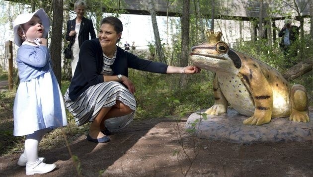 Prinzessin Estelle mit Mama Kronprinzessin Victoria im Märchenpark (Bild: AP)