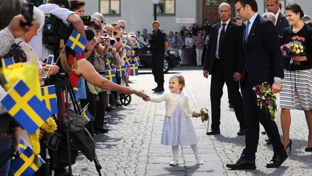 Prinzessin Estelle mit ihren Eltern bei ihrem Besuch in Ostergotland. (Bild: APA/EPA/ANNA HALLAMS/TT)