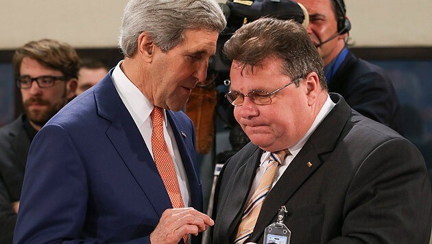 US-Außenminister John Kerry mit seinem litauischen Kollegen Linas Linkevicius (Bild: APA/EPA/OLIVIER HOSLET)