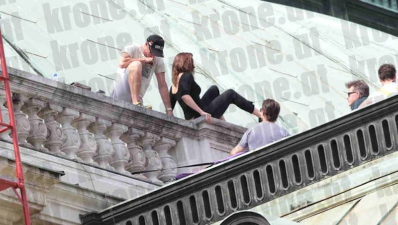 Tom Cruise probt mit seiner Crew am Dach der Wiener Staatsoper für den "Mission: Impossible 5"-Dreh. (Bild: Alexander Tuma/Starpix)