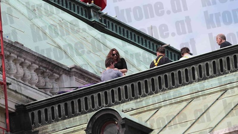 Tom Cruise probt mit seiner Crew am Dach der Wiener Staatsoper für den "Mission: Impossible 5"-Dreh. (Bild: Alexander Tuma/Starpix)