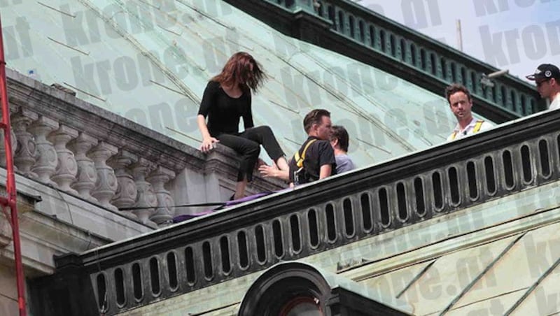 Tom Cruise probt mit seiner Crew am Dach der Wiener Staatsoper für den "Mission: Impossible 5"-Dreh. (Bild: Alexander Tuma/Starpix)