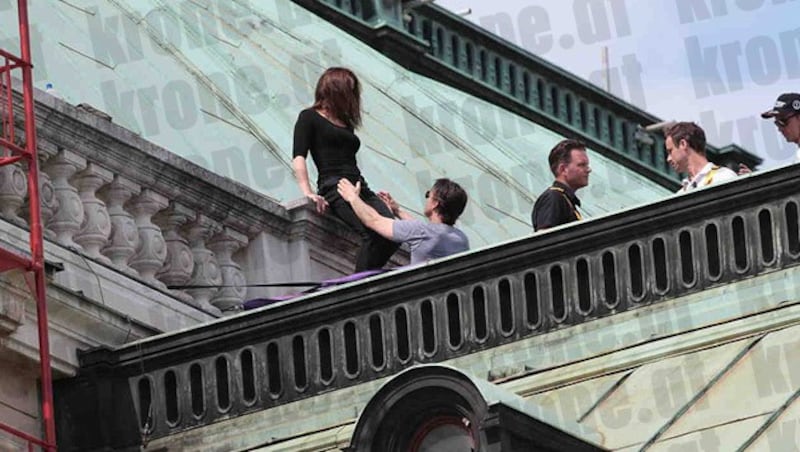 Tom Cruise probt mit seiner Crew am Dach der Wiener Staatsoper für den "Mission: Impossible 5"-Dreh. (Bild: Alexander Tuma/Starpix)