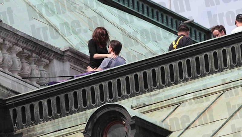 Tom Cruise probt mit seiner Crew am Dach der Wiener Staatsoper für den "Mission: Impossible 5"-Dreh. (Bild: Alexander Tuma/Starpix)