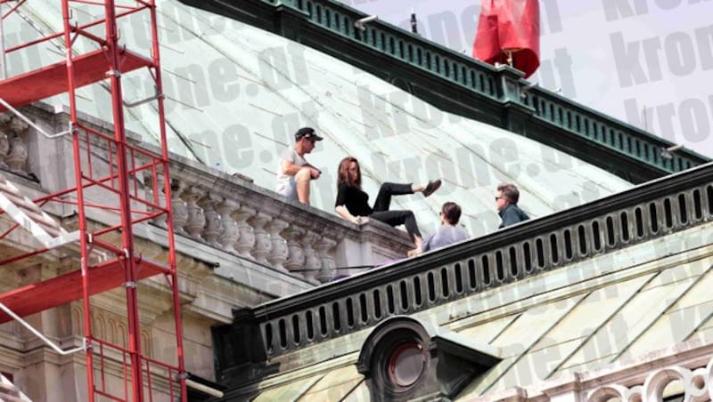 Tom Cruise probt mit seiner Crew am Dach der Wiener Staatsoper für den "Mission: Impossible 5"-Dreh. (Bild: Alexander Tuma/Starpix)