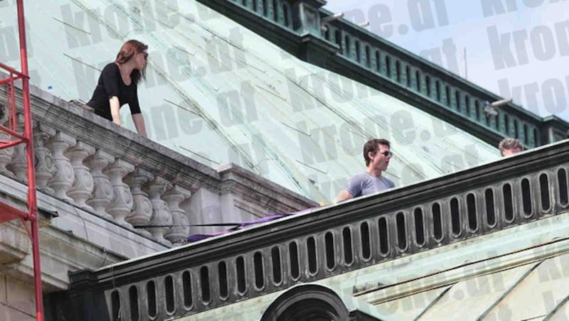 Tom Cruise probt mit seiner Crew am Dach der Wiener Staatsoper für den "Mission: Impossible 5"-Dreh. (Bild: Alexander Tuma/Starpix)