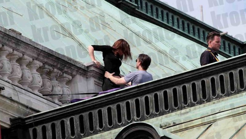 Tom Cruise probt mit seiner Crew am Dach der Wiener Staatsoper für den "Mission: Impossible 5"-Dreh. (Bild: Alexander Tuma/Starpix)