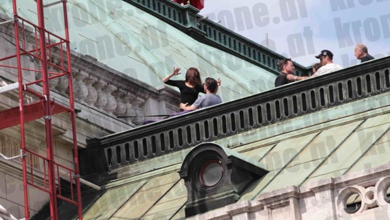 Tom Cruise probt mit seiner Crew am Dach der Wiener Staatsoper für den "Mission: Impossible 5"-Dreh. (Bild: Alexander Tuma/Starpix)