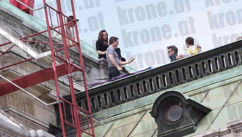 Tom Cruise probt mit seiner Crew am Dach der Wiener Staatsoper für den "Mission: Impossible 5"-Dreh. (Bild: Alexander Tuma/Starpix)