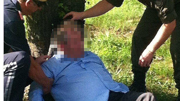Der Alko-Lenker stürzte völlig betrunken in die Arme der Polizisten. (Bild: privat)