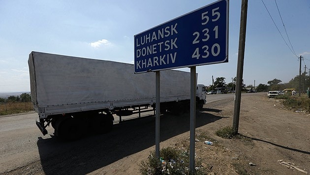 Einer der russischen Lkws aus dem Hilfskonvoi auf dem Weg nach Lugansk (Bild: AP)