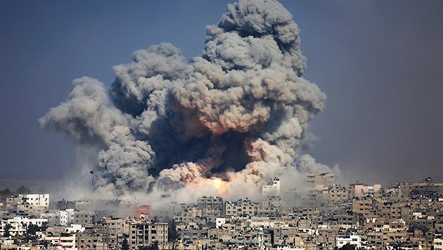 Nach einem israelischen Luftschlag steigt eine gewaltige Rauchwolke über Gaza-Stadt auf. (Bild: AP)