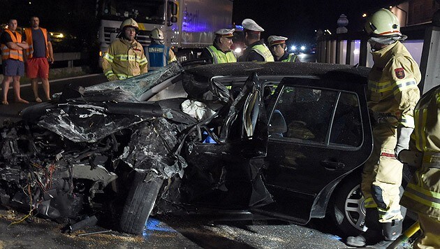 Das Auto der Frau wurde bei dem Unfall völlig zerstört. (Bild: APA/dpa)