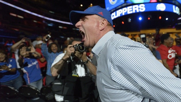 Neuer Posten, alte Pose: Steve Ballmer, neuer Chef der Los Angeles Clippers, bei einem Fan-Treff. (Bild: AP)
