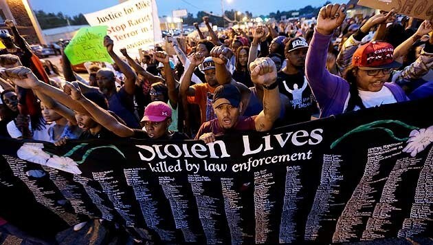 Seit dem Tod des schwarzen Teenagers machen in den USA immer mehr Afroamerikaner ihrem Ärger Luft. (Bild: AP)