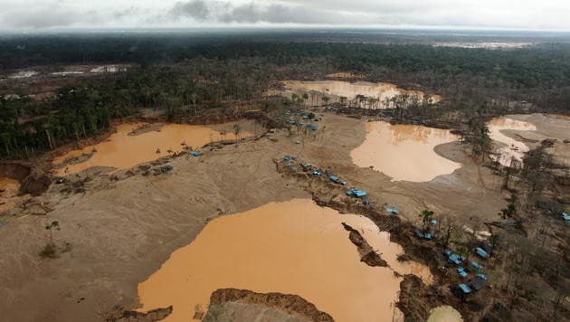 Zerstörter Regenwald in Madre de Dios, Peru. Das Wasser ist mit Quecksilber verseucht. (Bild: APA/EPA/PAOLO AGUILAR)