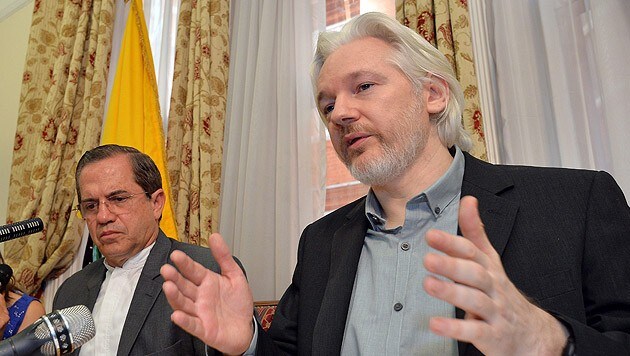 Assange (rechts) mit Ecuadors Außenminister Patino (Bild: APA/EPA/John Stillwell)