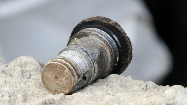 Der Zünder der Bombe wurde von den Experten entfernt. (Bild: ANDI SCHIEL)