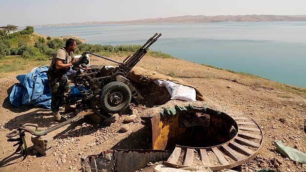 Ein kurdischer Peschmerga-Kämpfer nahe dem Staudamm am Tigris (Bild: AP)