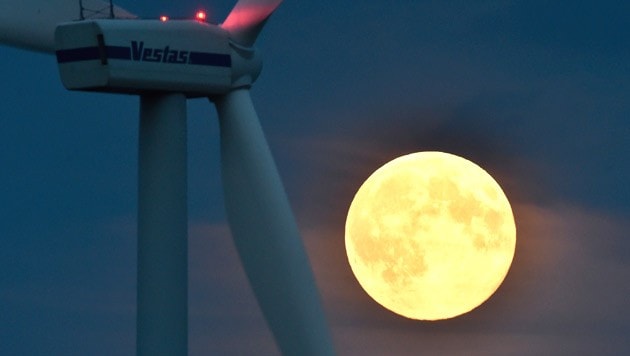 Der "Supervollmond" über Deutschland (Bild: APA/EPA/PATRICK PLEUL)