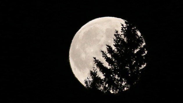 Auch über Teilen Österreichs war der "Supervollmond" deutlich zu sehen. (Bild: AP)