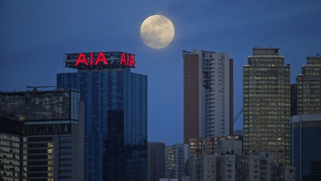 Traumhafte Sicht auf den "Supervollmond" auch in Hongkong (Bild: AP)