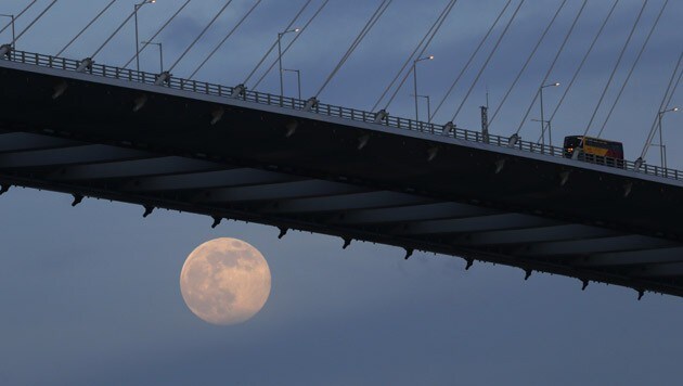 Hinter einer Brücke in Hongkong (Bild: AP)