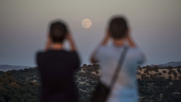 Mondschauen in Spanien (Bild: APA/EPA/Rafa Alcaide)