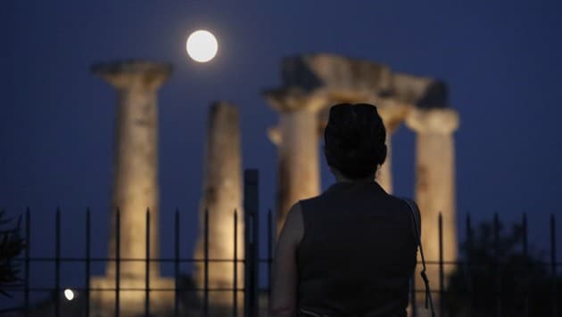 Der "Supervollmond" hinter dem Apollo-Tempel im griechischen Korinth (Bild: AP)