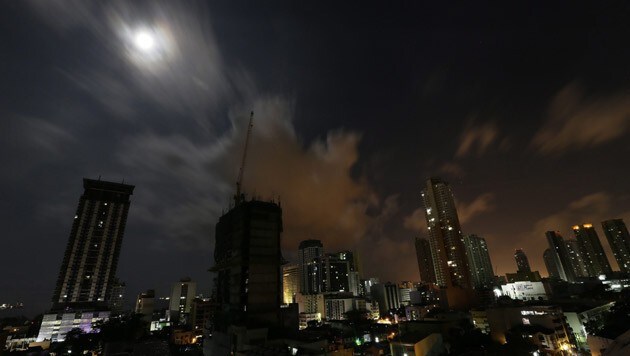 Der "Supervollmond" über Manila auf den Philippinen (Bild: APA/EPA/DENNIS M. SABANGAN)