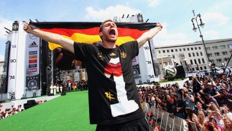 Per Mertesacker became world champion with Germany in 2014. (Bild: APA/EPA/Alex Grimm)