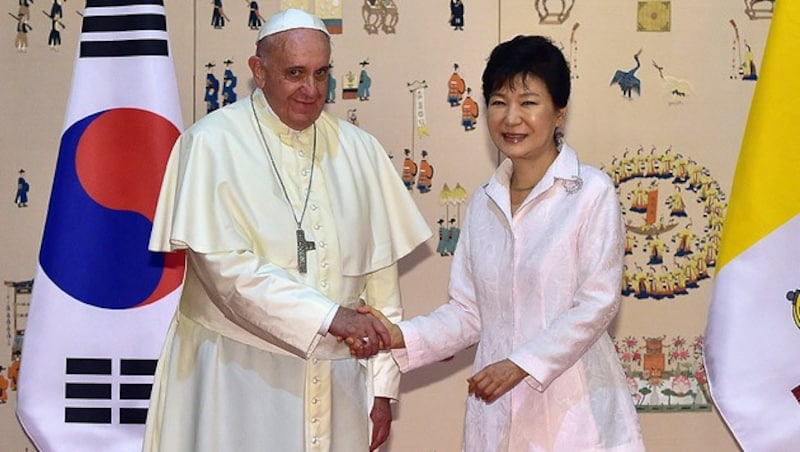 Franziskus beim Treffen mit Südkoreas Präsidentin Park Geun Hye (Bild: APA/EPA/JUNG YEON-JE/POOL)