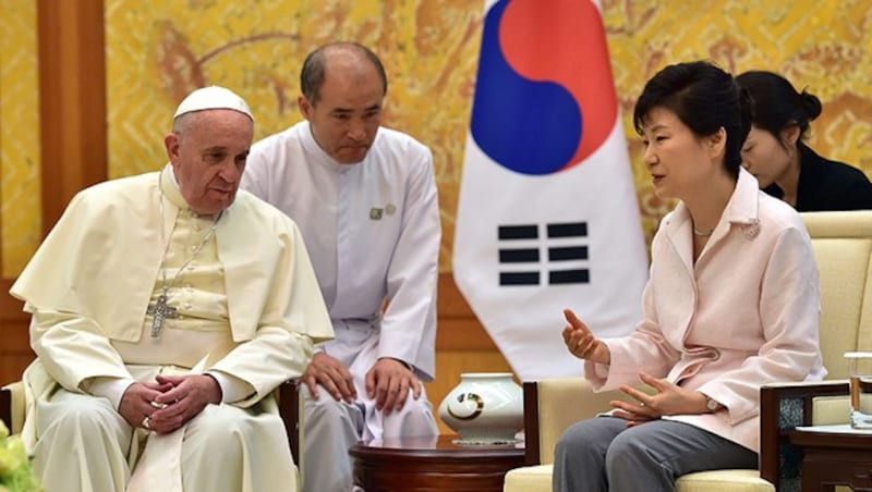 Franziskus beim Treffen mit Südkoreas Präsidentin Park Geun Hye (Bild: APA/EPA/JUNG YEON-JE/POOL)