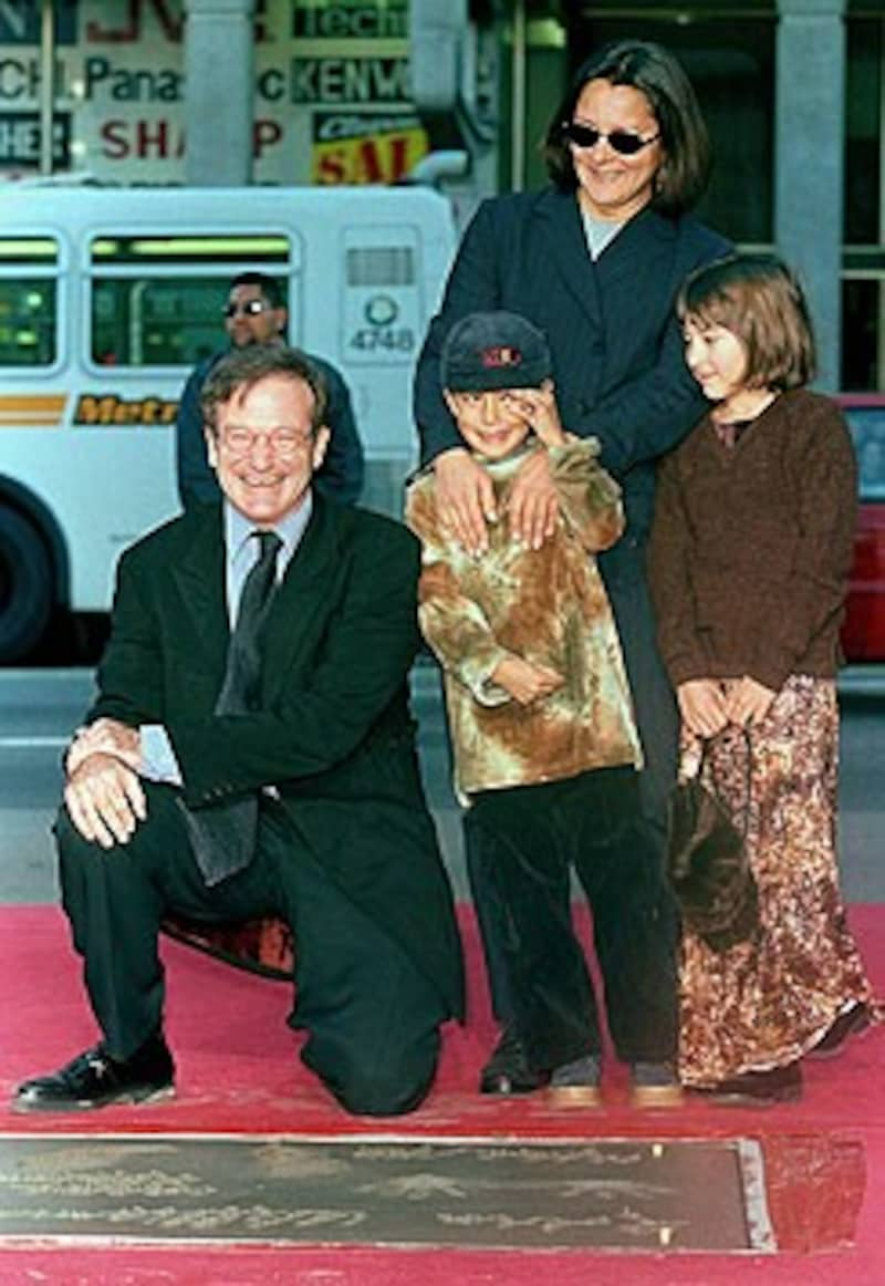 Robin Williams 1998 mit seiner zweiten Frau Marsha und den Kindern Cody und Zelda (Bild: AP)