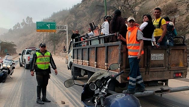 Menschen, die gerade auf Bergstraßen unterwegs waren, mussten in Sicherheit gebracht werden. (Bild: APA/EPA/JOSE JACOME)