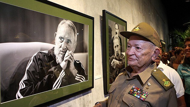 Bei der Ausstellung zu Ehren Fidel Castros (Bild: APA/EPA/ALEJANDRO ERNESTO)