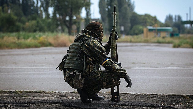 Ukrainischer Soldat in der Nähe von Donezk (Bild: APA/EPA/ROMAN PILIPEY)